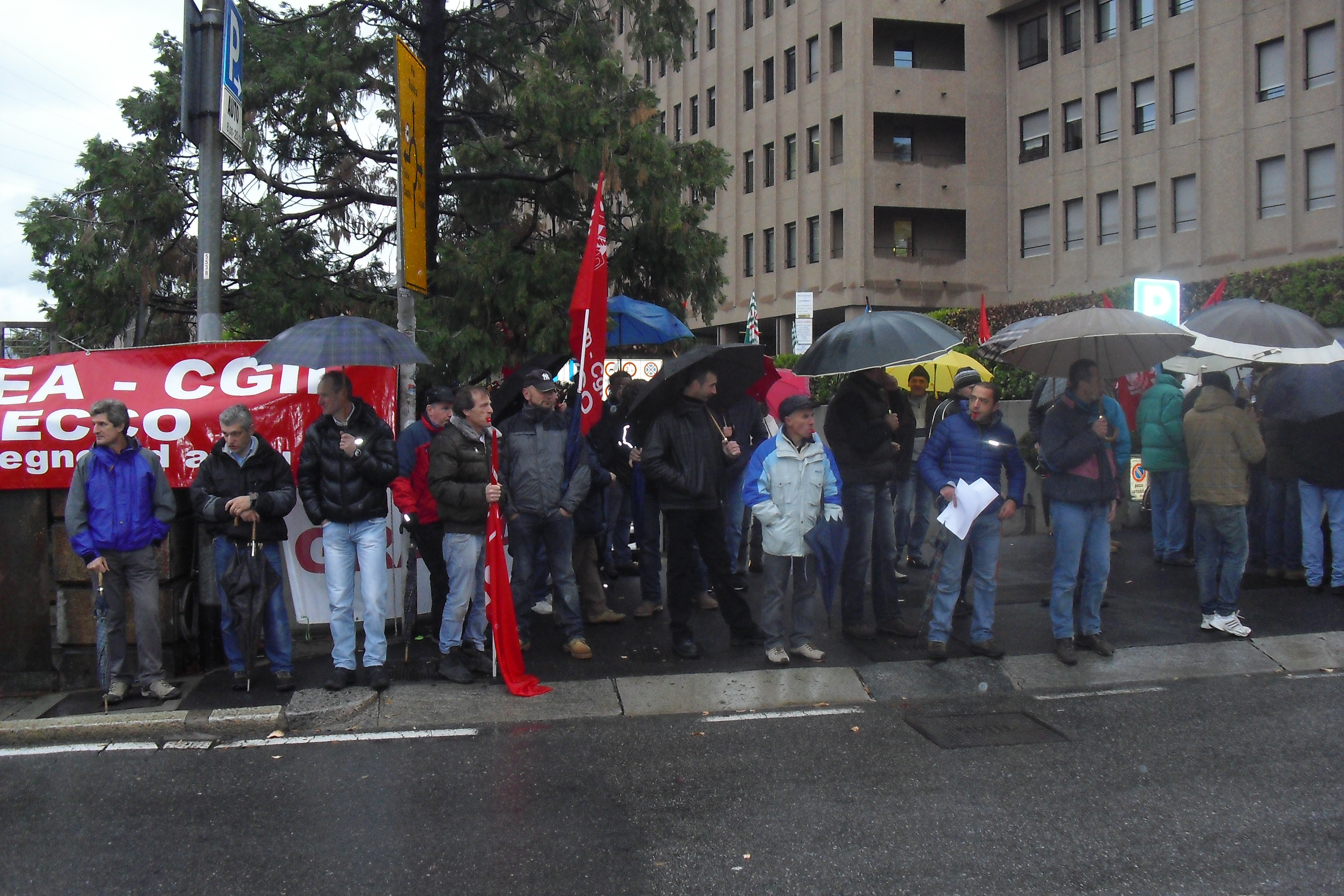 GRATTAROLA: LA PROTESTA DEI LAVORATORI ARRIVA DAVANTI ALLA PROVINCIA