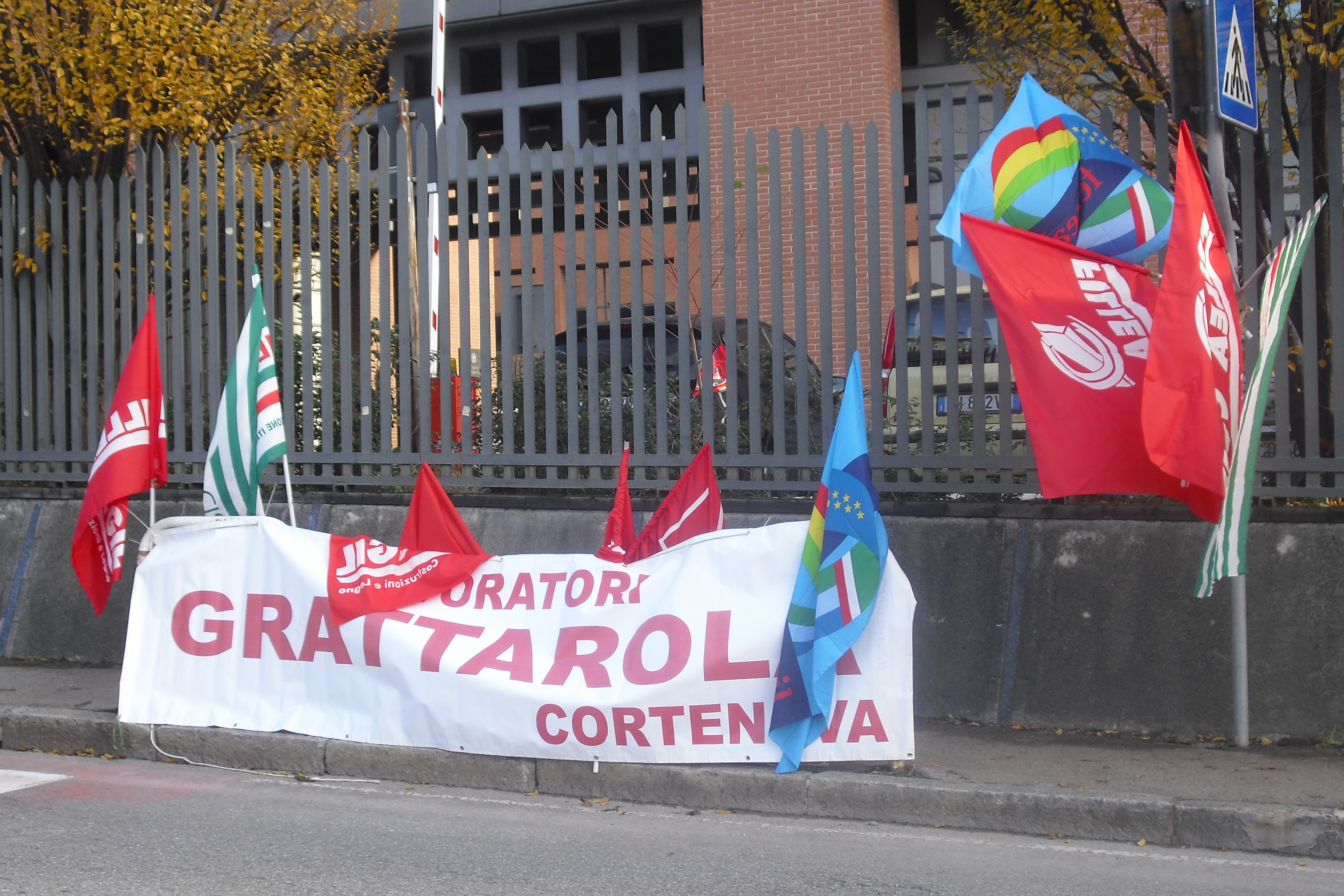 70 LAVORATORI GRATTAROLA IN PREFETTURA. L'AZIENDA PAGA L'ACCONTO. E LUNEDÌ?