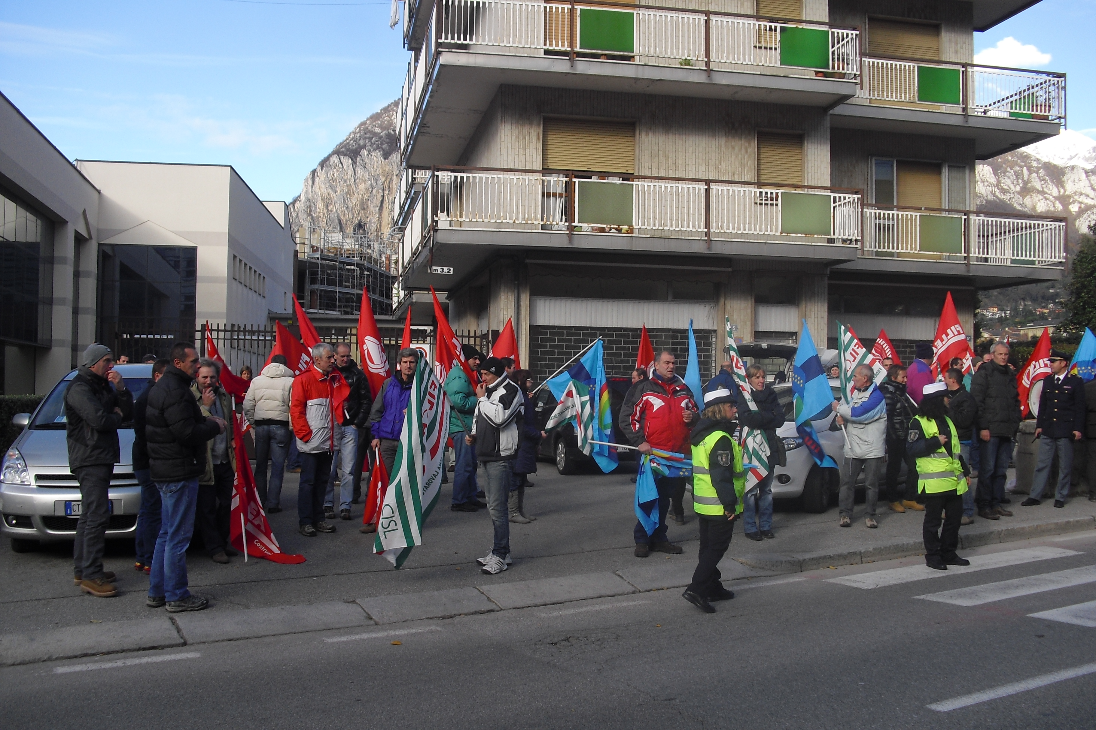 70 LAVORATORI GRATTAROLA IN PREFETTURA. L'AZIENDA PAGA L'ACCONTO. E LUNEDÌ?