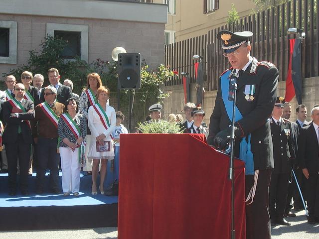 Il ten. colonnello Riscaldati, sullo sfondo in bianco l'ass, ballabiese Manuela Deon e il sindaco Pina Scarpa 