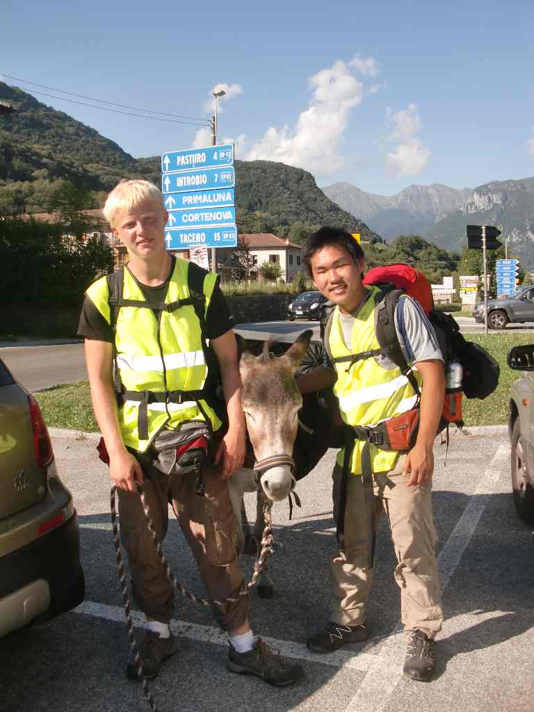 DA FRANCOFORTE ALLA VALSASSINA A PIEDI IN COMPAGNIA DI UN ASINELLO