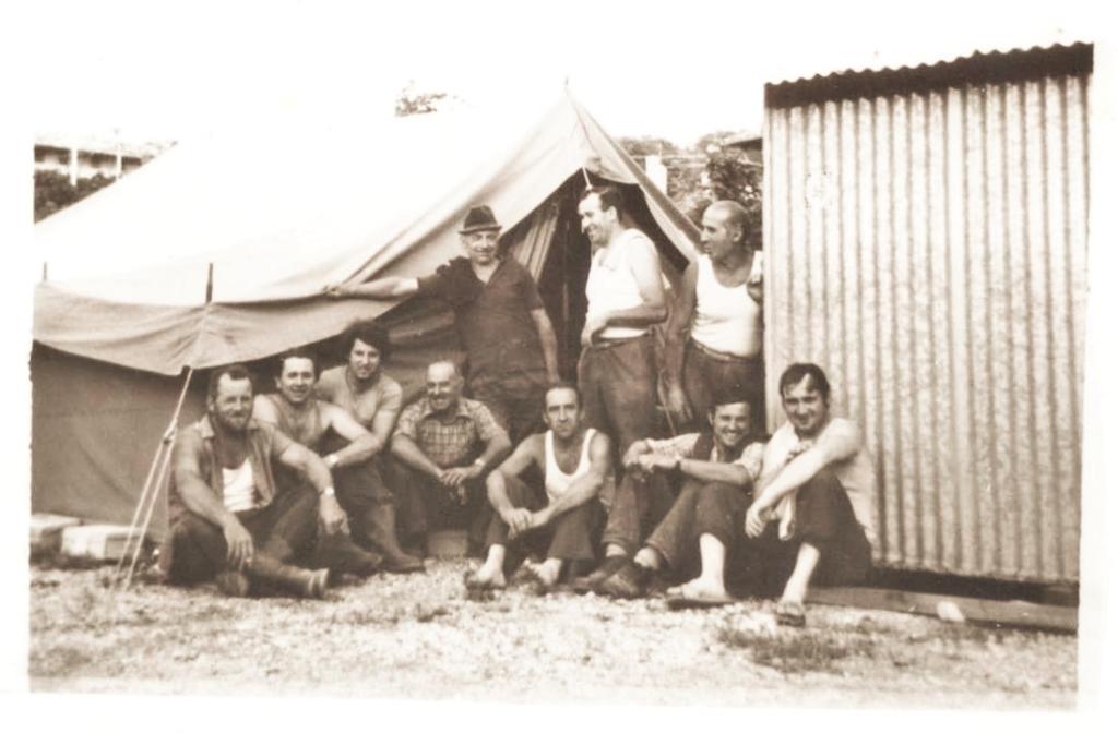 40 ANNI TERREMOTO FOTO MELESI tenda lavoratori bn